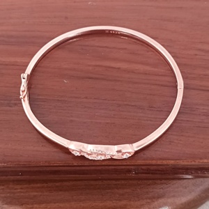 Brazalete de Plata de Ley 925 con Baño de Oro Rosa, Diseño Ovalado con Halo de Diamantes, Acabado en Rodio, Moderno, Elegante y Minimalista para Mujer - Product Image 2