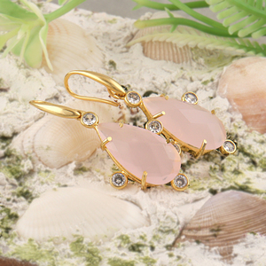ต่างหูห้อยประดับพลอยแคลเซโดนีสีชมพูสวยหรูและเพชร CZ ใส ชุบทอง 18k รูปทรงลูกแพร์ ทำมือ ตัวเรือนแบบเกี่ยวหู สำหรับผู้หญิง - Product Image 2