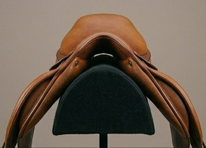 Selle de dressage en cuir véritable marron pleine grandeur avec étriers et siège rembourré Modèle RSS-03 - Product Image 5