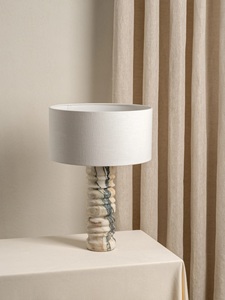 Lampe de table décorative haut de gamme, fabriquée avec une texture marbrée artistique, des proportions équilibrées et une esthétique intemporelle pour la maison. - Product Image 3