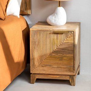 Table de chevet moderne en bois de manguier, meuble d'appoint marron avec porte cannelée pour chambre à coucher et salon - Product Image 1