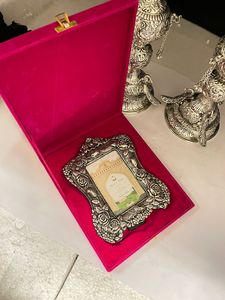 Marco de Fotos Moderno de Aluminio Plateado con Cerámica Azul Hecha a Mano, Caja de Regalo de Terciopelo |   Decoración Floral Ornamentada para Bautizo, Boda y Hogar - Product Image 1