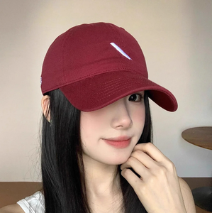 หมวกเบสบอลแบบซอฟท์ท็อปที่เรียบง่ายและใช้งานได้หลากหลายพร้อมลายปักลายเส้นแนวทแยงที่เป็นเอกลักษณ์ ปรับขนาดได้ หมวกบังแดดสำหรับฤดูร้อน - Product Image 3