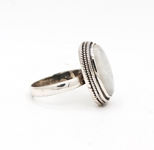 Bague ovale vintage faite à la main en argent sterling massif 925 avec pierre de lune arc-en-ciel certifiée IGI de haute qualité pour femme, idéale pour les soirées - Product Image 2