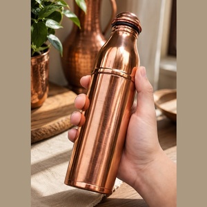 Botella de Agua de Cobre Premium, Diseño de Cobre Martillado Hecho a Mano con Acabado Pulido, Tapa de Rosca con Anillo de Transporte - Product Image 3