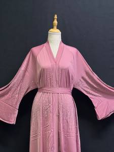 Abaya en satin de soie faite à la main pour femme, coupe évasée, longueur ras du sol, manches longues, légère, pour la prière du Ramadan – Vente en gros - Product Image 4