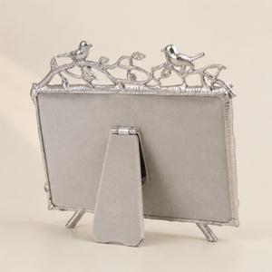 Cadre photo en métal argenté artisanal avec motif d'oiseaux amoureux sur branche, cadre photo de table pour mariage et décoration intérieure - Product Image 3