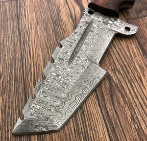 Couteau de camping artisanal de qualité industrielle, personnalisable OEM/ODM, avec lame en acier Damas, manche en bois, étui en cuir et pointe clip. - Product Image 3