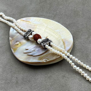 Bracelet Rakhi en perles d'eau douce naturelles, fait main, pour frère, bijou traditionnel indien festif, réglable - Product Image 1