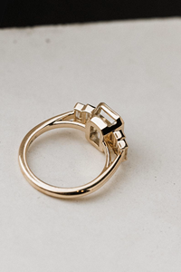 แหวนทองคำประดับมอสซาไนต์ทรงเอเมอรัลด์ 14K 18K แหวนหมั้นสำหรับผู้หญิง แหวนแบบฝังขอบเพชรทรงบาแกตต์ ประดับเพชรด้านข้าง แหวนแต่งงานสุดหรู - Product Image 4