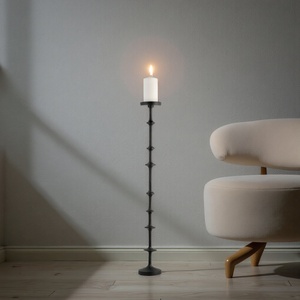 Elegante candelabro alto negro con un diseño único de espiral multinivel y acabado metálico duradero para un aspecto moderno. - Product Image 2