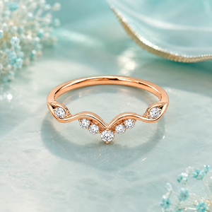 Bague de mariage en or 10K, 14K, 18K ou en argent 925, 935, avec diamant de laboratoire taille ronde et motif chevron incurvé, inspirée des feuilles naturelles - Product Image 1