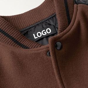 แจ็คเก็ตวาร์ซิตี้ผู้ชายแบบใหม่ คุณภาพสูง ปักลายเชนิลล์ PU แขนหนัง สำหรับฤดูหนาว สไตล์เบสบอล ตัวเสื้อแบบติดตัวอักษร คอตั้ง - Product Image 2