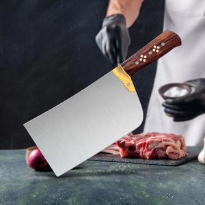 Cuchillo de carnicero de alta resistencia con mango de madera marrón y hoja ancha de acero al carbono plateado con refuerzo dorado para cortar en la cocina - Product Image 1