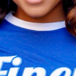 T-shirt en chenille bleu fin avec bordure contrastante pour femme, style sororité, brodé, décontracté, doux et de qualité supérieure - Product Image 2