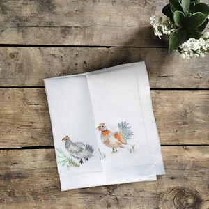 Motifs de poulets colorés brodés sur des serviettes en lin apportent un charme champêtre joyeux aux repas décontractés et aux rassemblements. - Product Image 3