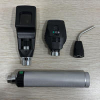 Équipements et instruments optiques ophtalmiques pour l'examen oculaire vétérinaire, tels que les ophtalmoscopes et les rétinoscopes.
