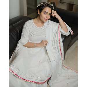 Ensemble de costume en satin blanc charismatique avec détails Gotta, disponible en taille XS - Product Image 6