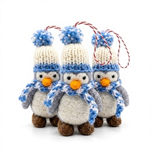 Décorations de Noël Premium Pingouin Écharpe Chapeau Petites Créations Artisanales 100% Laine Écologique Style Traditionnel Décoration Murale Intérieure - Product Image 1