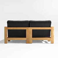 Lit de repos Amora en teck massif de haute qualité avec finition naturelle et coussins, adapté à une utilisation en intérieur ou en extérieur