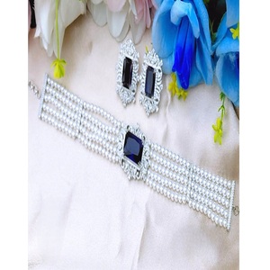 Magnifique ensemble collier ras-du-cou et boucles d'oreilles en laiton plaqué or de qualité supérieure, orné de perles et de zircons, idéal pour les mariages. - Product Image 1