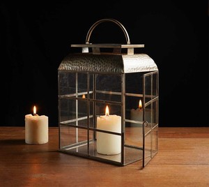 Lanterne à bougie en métal et verre martelé de style luxueux, design attrayant, de bonne qualité, pour la décoration intérieure/extérieure de Noël, durable - Product Image 1