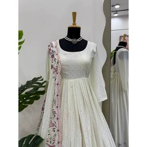 Vestido de Diseñador Hecho a Mano para Fiestas, Corte en A, Estampado Floral con Trabajo de Hilo y Lentejuelas, Cintura Imperio, Talla XL - Product Image 4