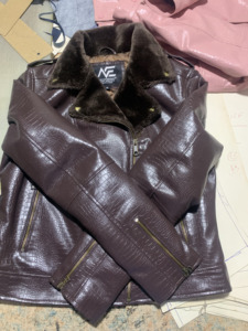 Chaqueta de Cuero PU Marrón para Hombre con Cuello de Piel, Cierre de Cremallera, Estilo Motero, Resistente al Viento, Gruesa, Corte Regular - Product Image 2