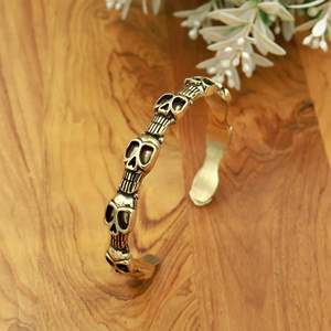 Bracelet manchette vintage en laiton avec crâne, style gothique, bijou unisexe, manchette ouverte couleur or antique pour les marchés américain et européen - Product Image 1