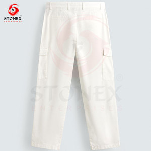 Rehaussez votre collection de vêtements avec ces pantalons cargo blancs pour hommes, conçus pour allier style et fonctionnalité. - Product Image 5