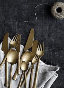 Cubiertos de comedor inspirados en la galería, diseñados para hogares artísticos, con estilismo de mesa curado y entretenimiento elegante. - Product Image 6