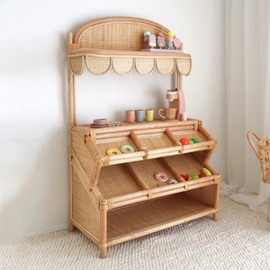 Los niños juegan a ser vendedores en un puesto de supermercado de mimbre tejido a mano. - Product Image 1