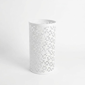 Moderno Soporte para Sombrillas de Metal Blanco con Diseño Geométrico Hueco, Soporte Decorativo Independiente para Decoración del Hogar en Oferta - Product Image 1