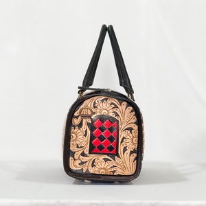 Bolsa de Viaje de Cuero Floral de Lujo Hecha a Mano con Diseño Duradero y Patrón de Tablero de Ajedrez - Product Image 2