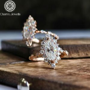 แหวนหมั้นเพชรโมอิสซาไนต์ทรงคุชชั่นสีโรสโกลด์ประดับเงินจาก Charm_Jewells ดีไซน์รูปดาวแบบหนามเตย สำหรับผู้หญิง คลาสสิก ได้รับการรับรองจาก IGI - Product Image 5