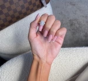 แหวนหมั้นเพชรทรงรัศมี 4.50 กะรัต เพชรเลี้ยงในห้องปฏิบัติการ ประดับเพชรสามเม็ด _ เพชรทรงทริลเลียนด้านข้าง _ ทองคำขาว 18k _ รับรองโดย IGI - Product Image 4