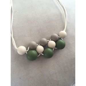 Collier en résine et bois fait à la main pour femmes, bijoux fantaisie - Product Image 1