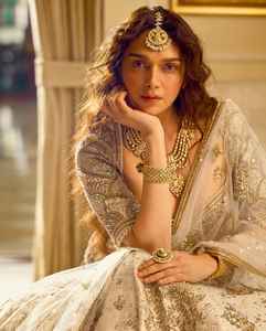 Nouvelle tenue de mariage pour femmes, Lehenga en soie slub lourde avec sequins, travail Dori et Zari, Lehenga Choli avec sequins en filet, Dupatta avec travail Dori. - Product Image 3