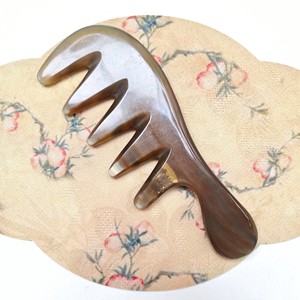 Fournisseur de peignes en corne naturelle de haute qualité, vente à prix réduit, peigne à dents larges, accessoire pour cheveux femme - Product Image 5
