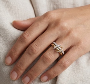 Anillo de boda de eternidad entrelazado giratorio de oro macizo de 14K con diamantes de dos tonos y conector de diamantes cultivados en laboratorio - Product Image 5