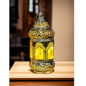 Farol Rectangular Marroquí de Metal con Patrón Calado, Decoración para el Hogar, Diseño Duradero - Product Image 5
