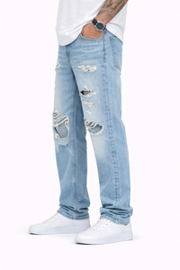 Jean déchiré bleu clair pour homme, coupe droite, en denim de coton premium avec déchirures profondes aux genoux, finition délavée vintage - Product Image 2