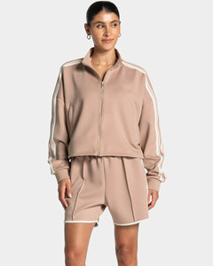 Conjunto de Chaqueta Corta de Punto Beige con Cierre y Pantalones Cortos con Rayas en Contraste en las Mangas, Diseño Personalizado con Logotipo OEM, Ropa Deportiva para Mujer, Estilo Urbano - Product Image 3