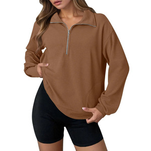 Sudadera personalizable oversize de felpa francesa para mujer con media cremallera, cuello simulado, color liso y hombros caídos, estilo urbano. - Product Image 1