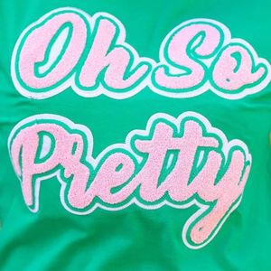 T-shirt Varsity AKA Oh So Pretty pour femme, style Ringer, lettres grecques, coton premium, décontracté et élégant - Product Image 5