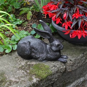 Sculpture de lapin noir faite à la main, décoration de table contemporaine, figurine artistique pour salon - Product Image 4