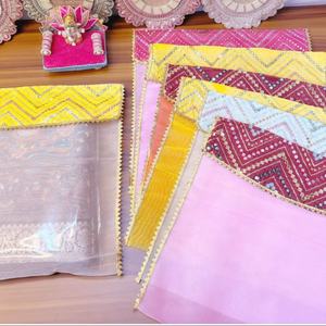 Elegante funda para saree hecha a mano con diseño de sippi, diseñada para guardar y proteger sus preciosos sarees de seda, algodón y de diseñador. - Product Image 1