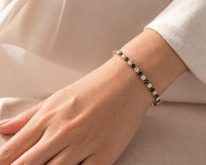 Pulsera de tenis clásica para mujer, chapada en oro de 18 quilates, con circonitas redondas, diseño alternado en negro y transparente, para boda - Product Image 2