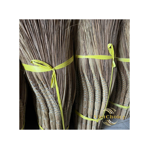 Balai en bambou naturel VietChoice avec poils en herbe, manche en bois durable pour le balayage des sols à la maison - Product Image 3
