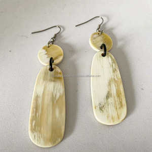 Pendientes Clásicos de Cuerno de Búfalo Natural, Diseño Personalizado con Piedra Natural para Bodas y Otras Ocasiones, por FWE Natural Crafts - Product Image 4